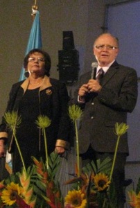 Edmundo Madrid, fundador del ministerio, junto a su esposa.  Foto: Robin Martínez/CGN