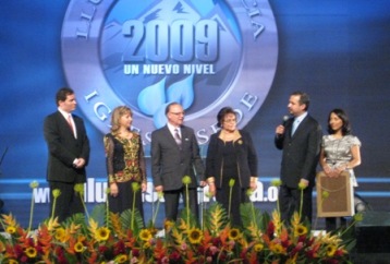 El alcalde de Mixco, Amilcar Rivera (segundo por la derecha) entregò reconocimientos a los Pastores Guillèn y Madrid.  Fotografía: Robin Martínez/CGN