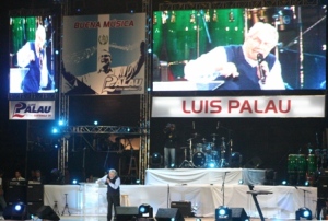 Todos pudieron apreciar al Dr. Palau desde pantallas gigantes en todas partes del Parque la Democracia. Foto: Robin Martínez/CGN